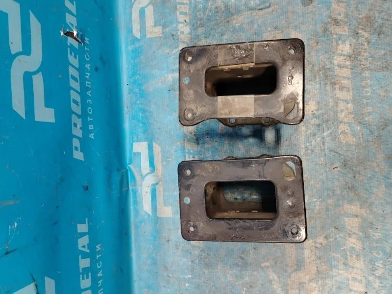 Кронштейн усилителя бампера передний левый Kia