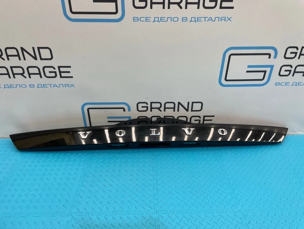 Накладка крышки багажника Volvo V60 2011 31253346 FW B4164T 1.6