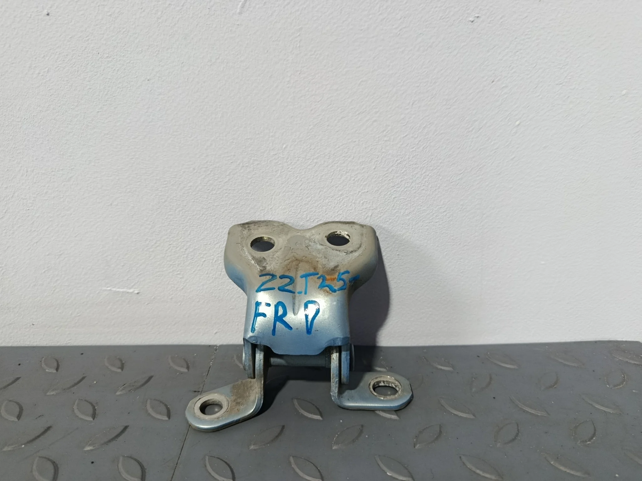 ПЕТЛЯ ДВЕРИ TOYOTA ПЕРЕД ПРАВО НИЗ 687300D010