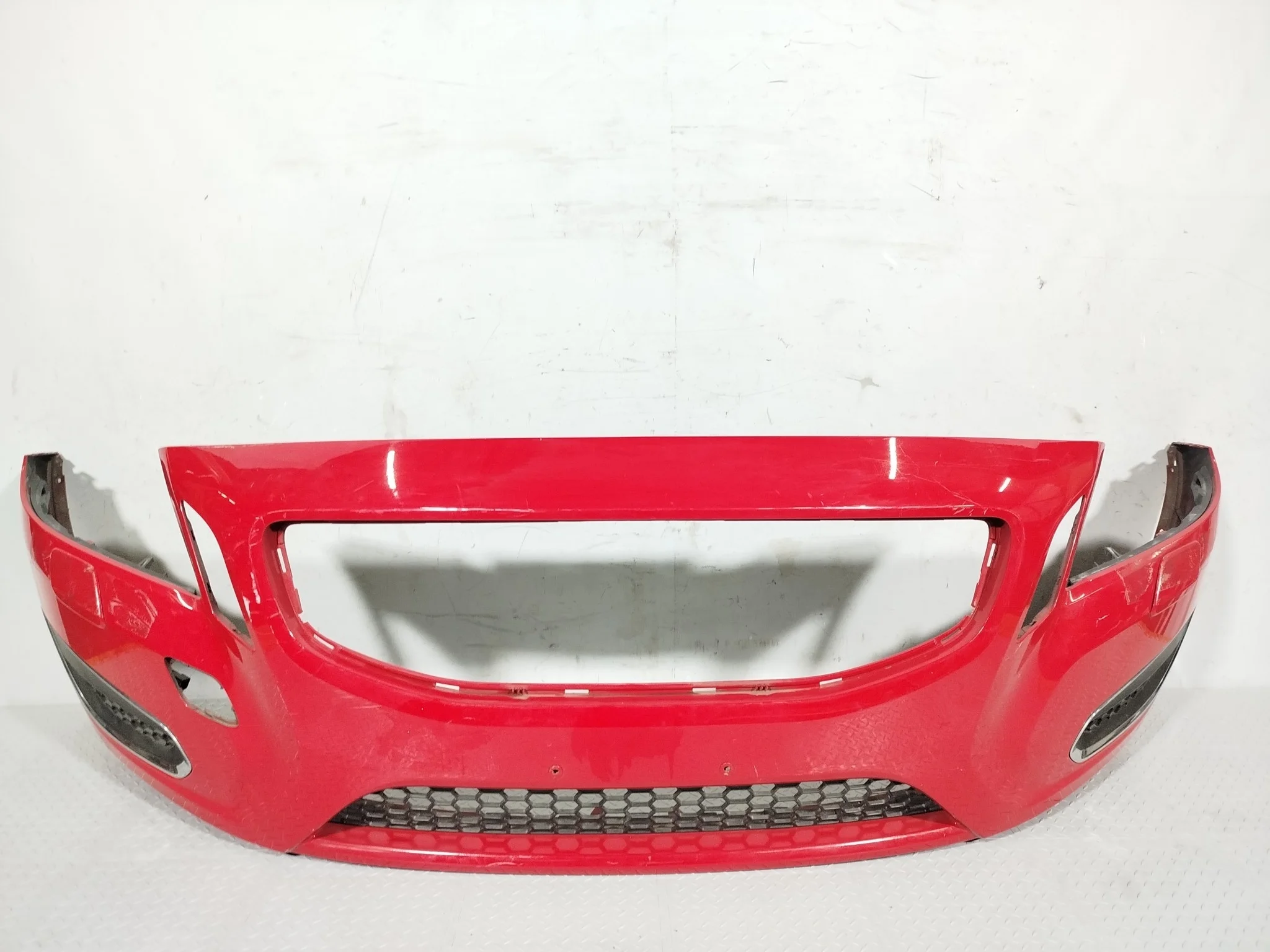 БАМПЕР VOLVO 39802501 ПЕРЕД красный GA478