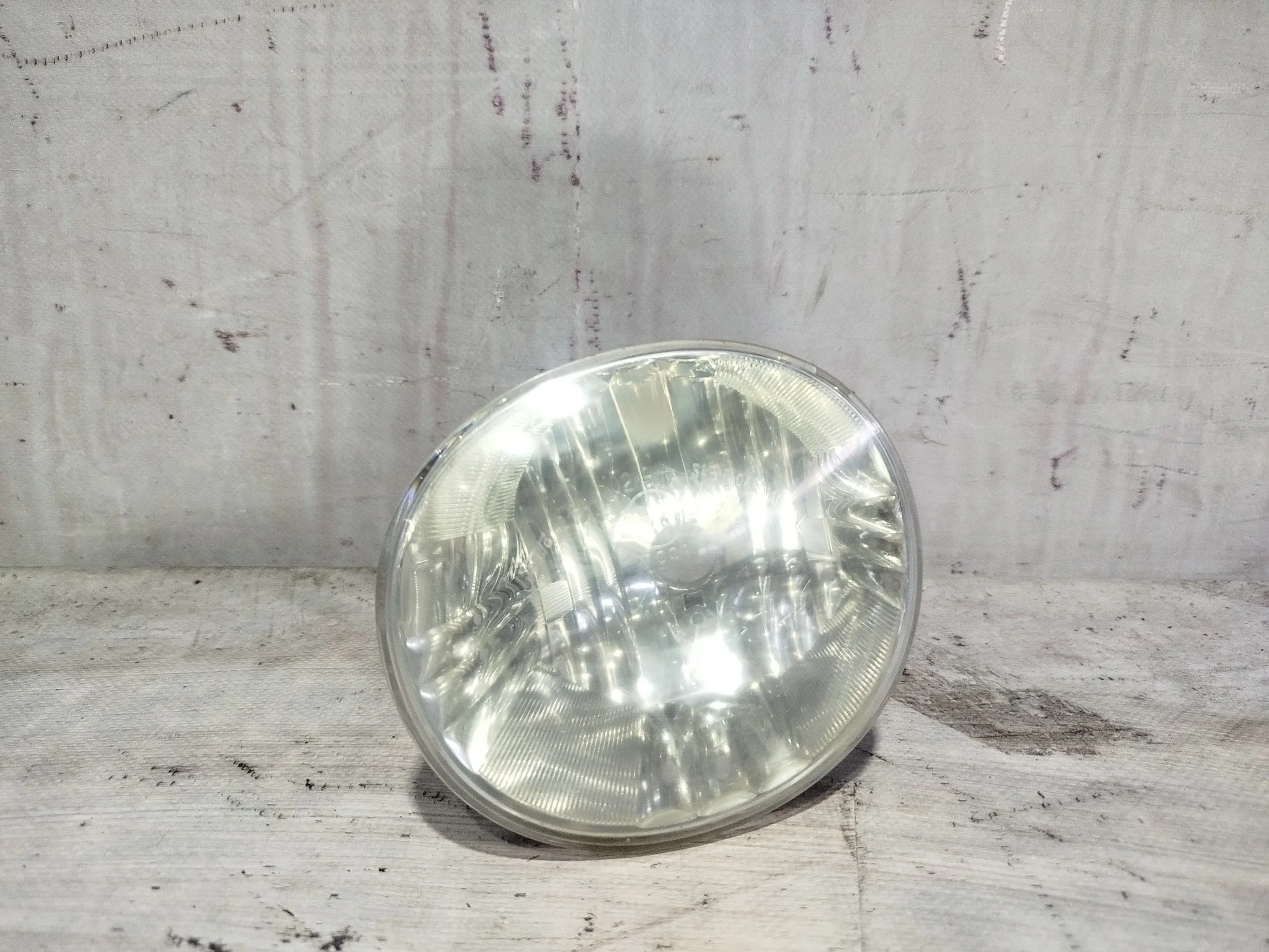 ТУМАНКА TOYOTA LEXUS DAIHATSU ЛЕВО 8122042050 QA5756Z