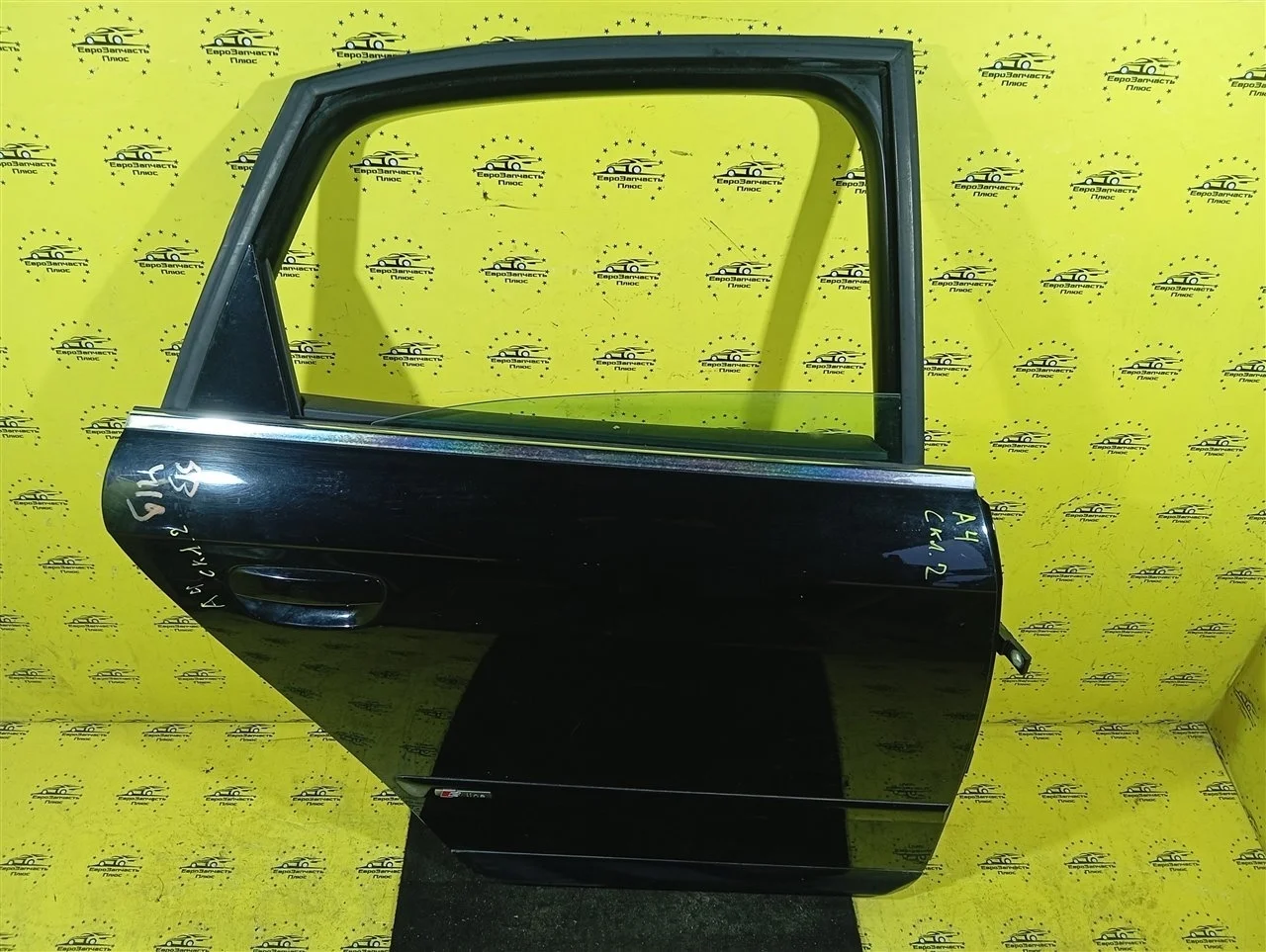Дверь Audi A4 8E0833051J B7, задняя правая