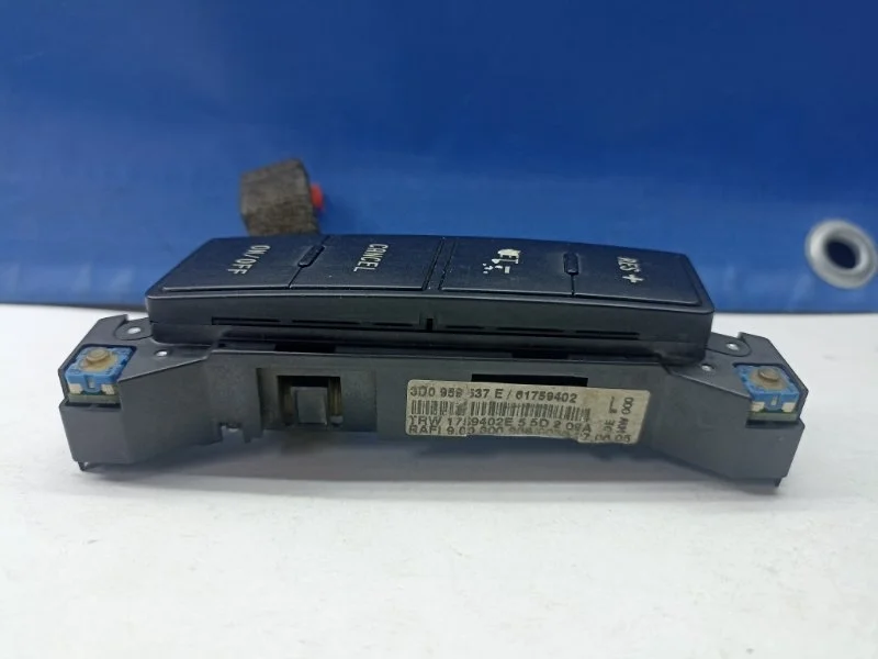 Кнопка многофункциональная Volkswagen Touareg 2006 3D0959537E 7L6, левая