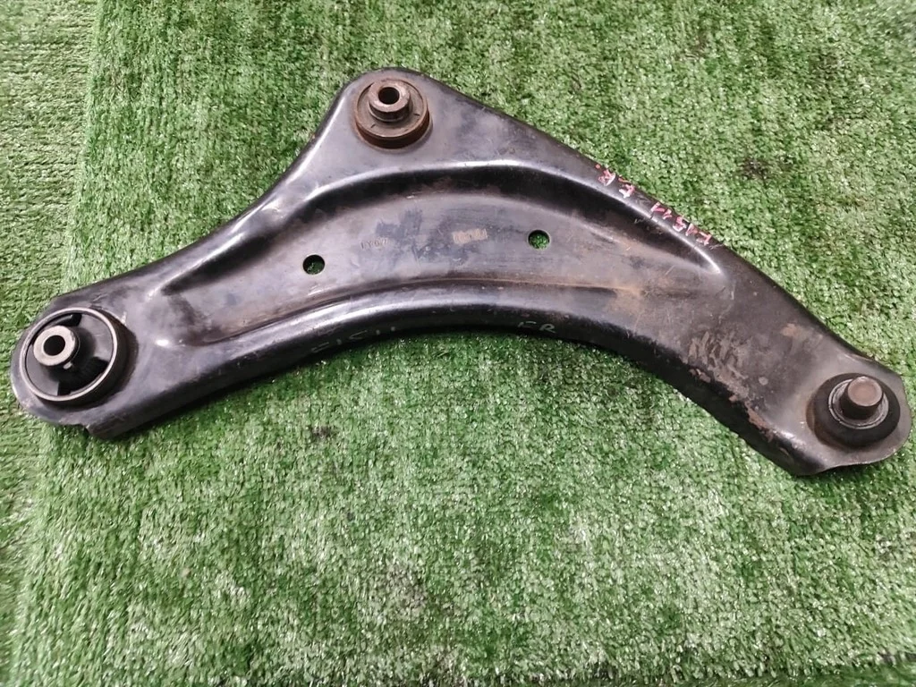 Б.у. рычаг NISSAN JUKE F15E NISSAN JUKE F15E