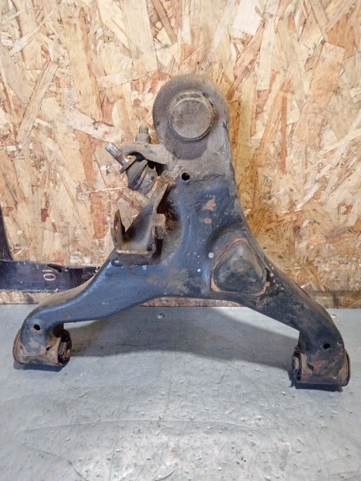 Рычаг передний нижний правый Nissan Pathfinder III рестайлинг (2010—2014) 2011 KAF - бежевый