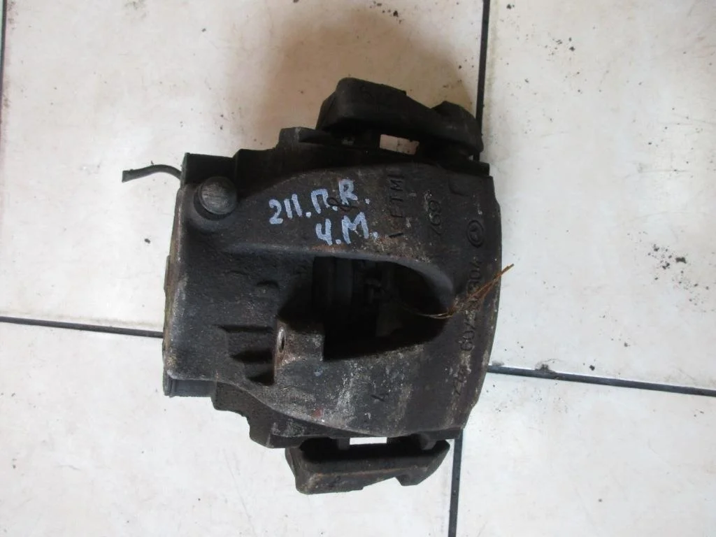 Суппорт передний правый Mercedes-Benz