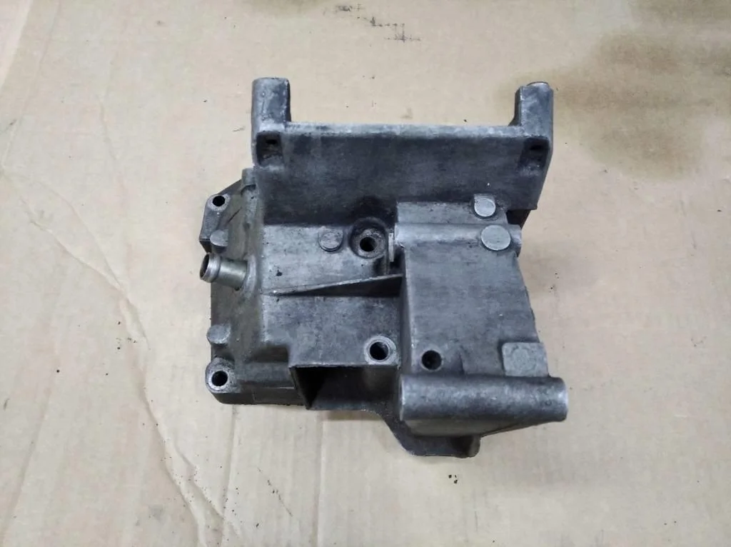 Кронштейн компрессора кондиционера Mercedes-Benz