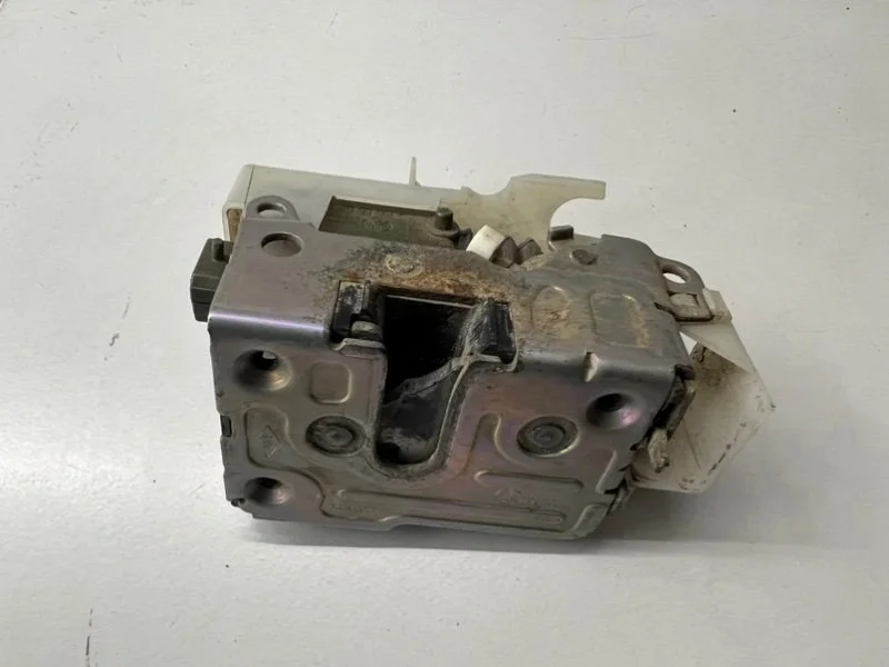 Замок двери задний правый Renault Clio 2 ХЭТЧБЕК