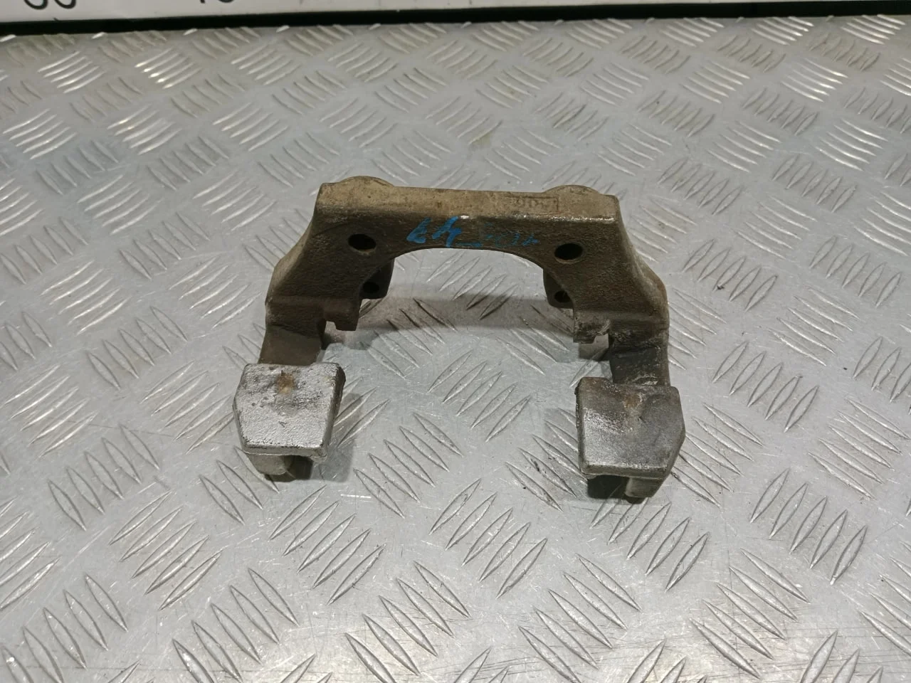 [Б/У] Скоба суппорта заднего [Код: 00680216 ]