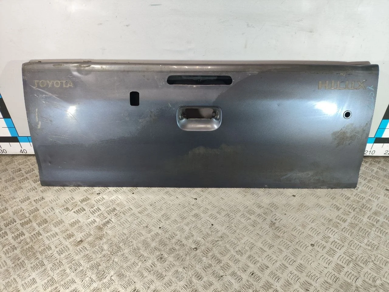 [Б/У] Дверь багажника нижняя Toyota Hilux - Вмятина по верхней кромке [ХОРОШЕЕ] [Код: 00680021 ]