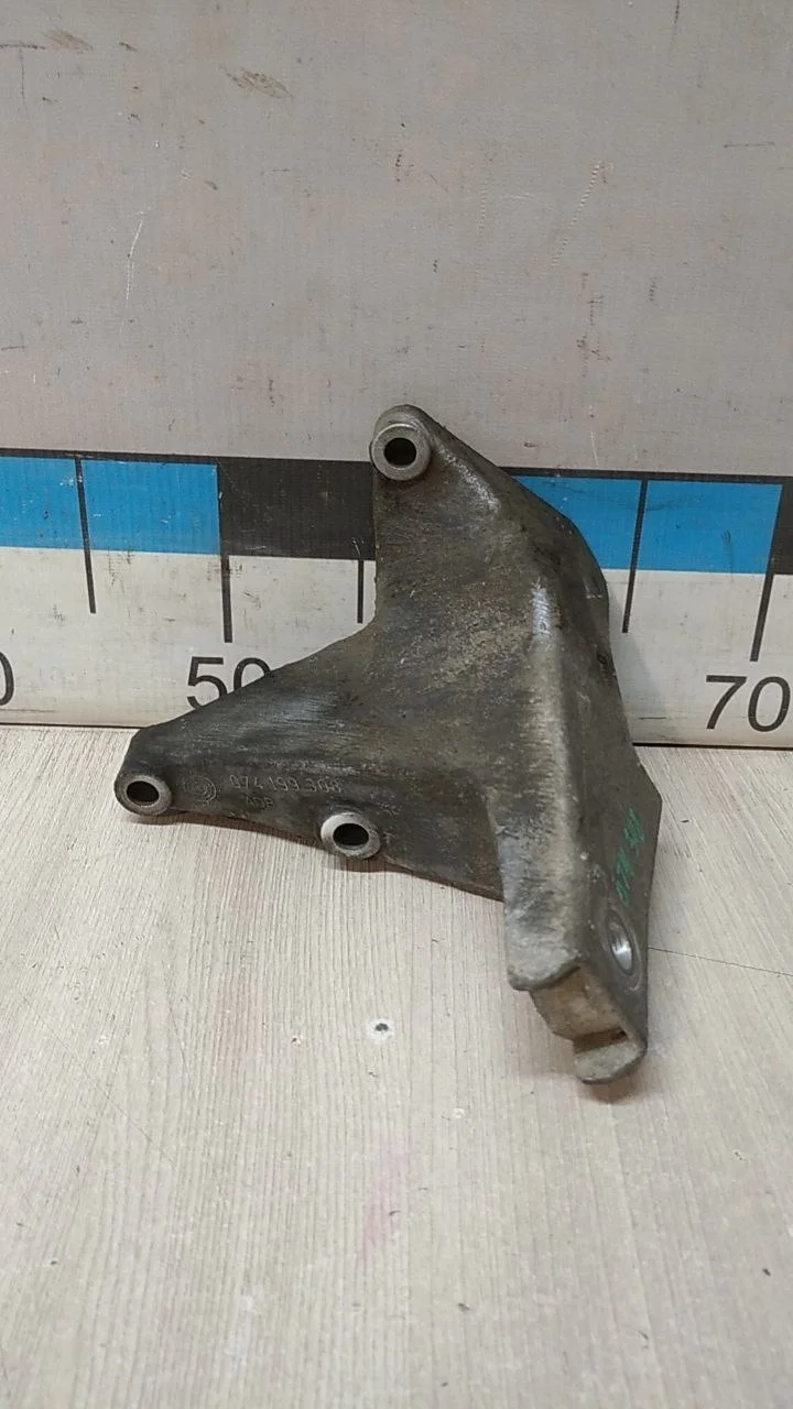 [Б/У] Кронштейн двигателя правый VW LT [Код: 00679774 ]