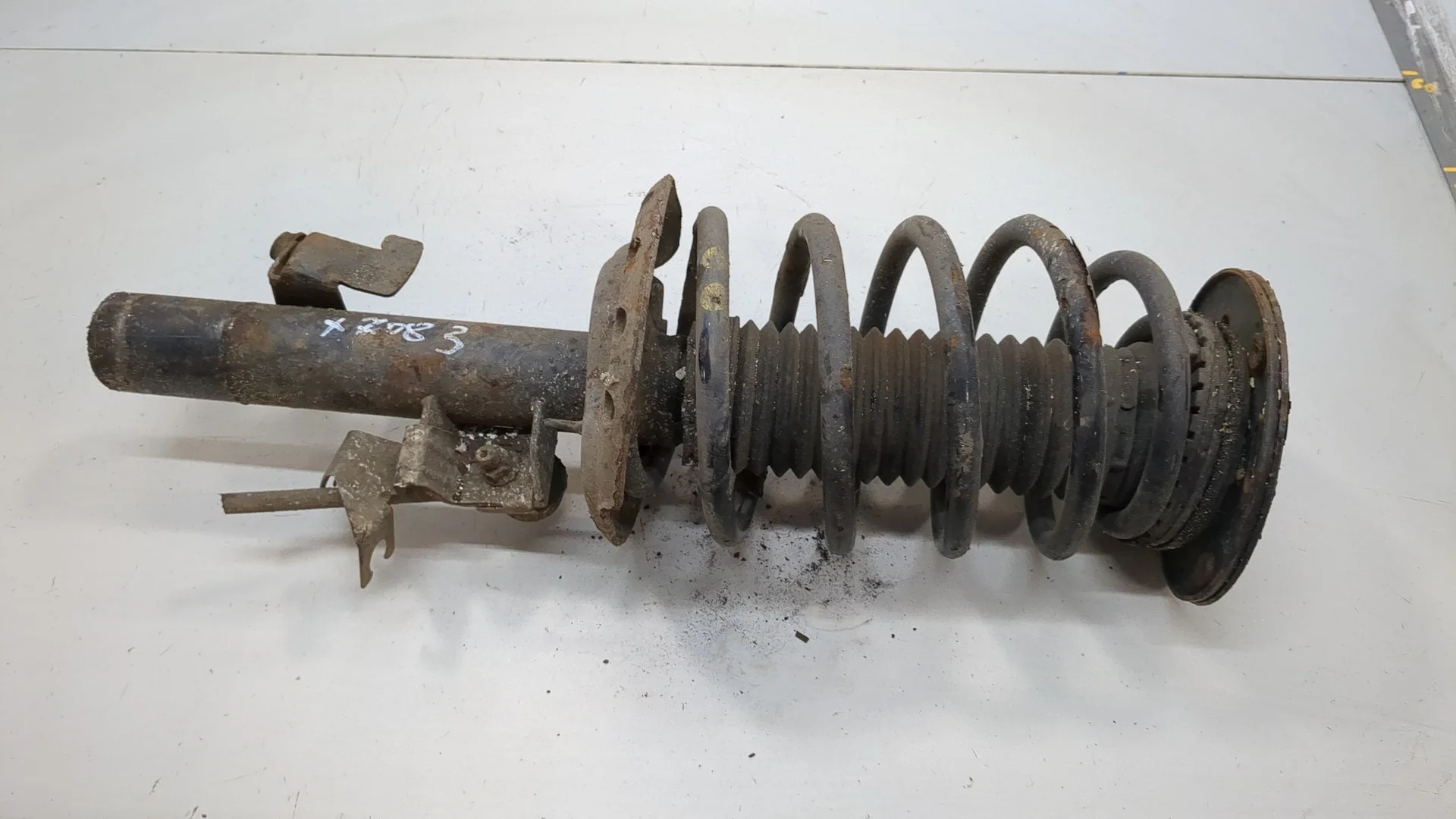 Амортизатор подвески Volvo XC70 2007-2016 КПП 6-ст.мех 4х4 (МКПП) D5244T4 Дизель 2.4 л Турбо