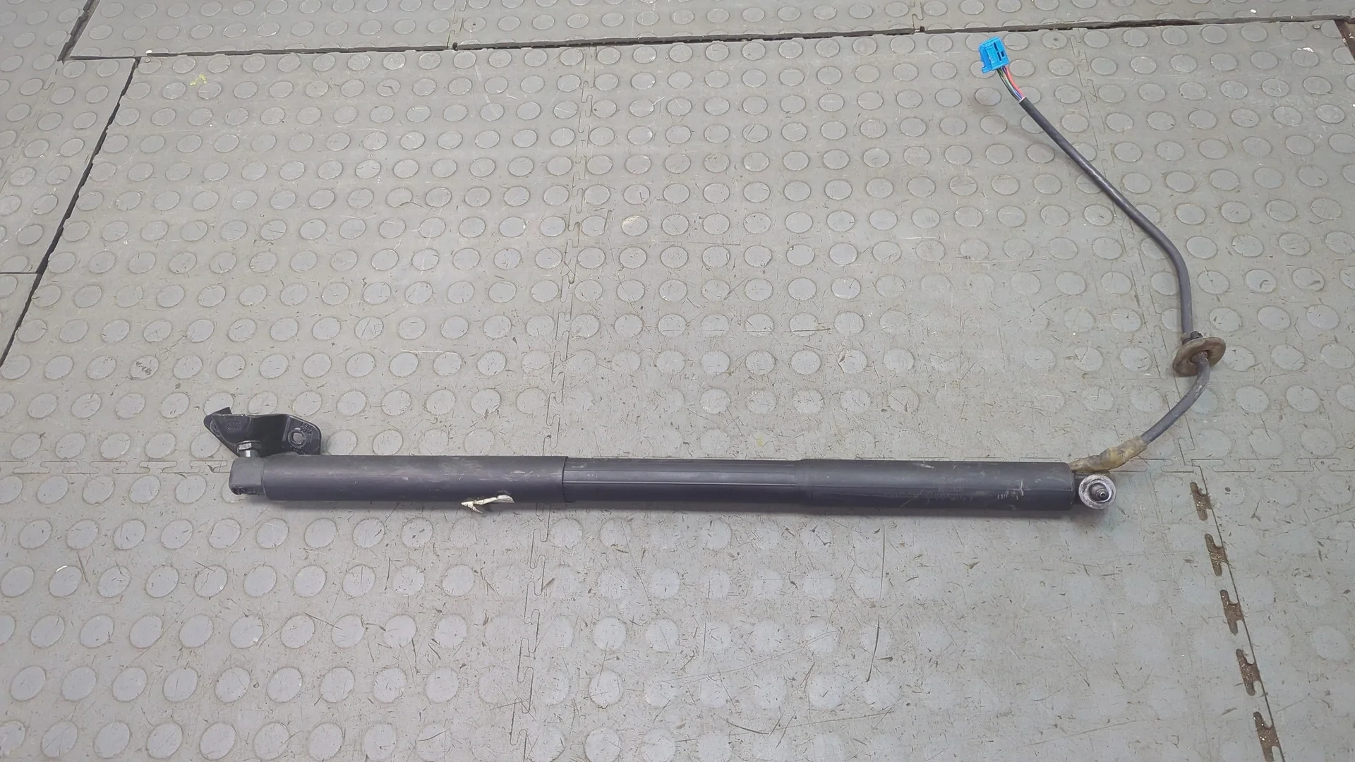 Амортизатор крышки багажника Mercedes-Benz ML W166 2011-2015 КПП автомат 4х4 (АКПП) OM 651.960 Дизель 2.1 л CDI