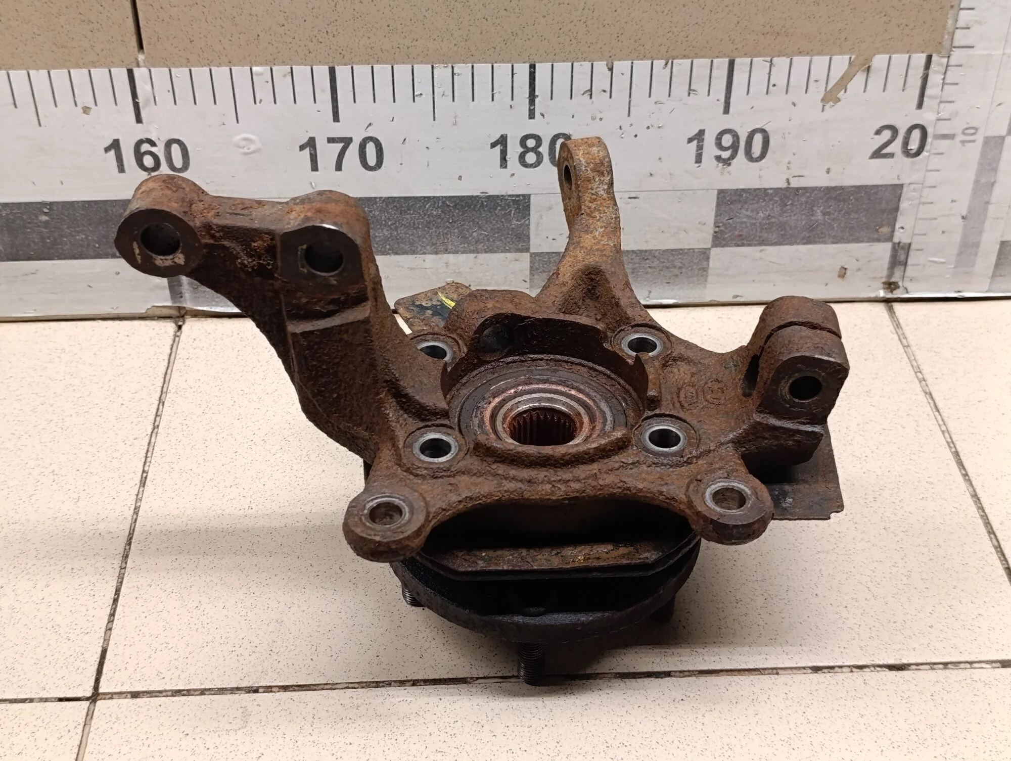 Кулак поворотный передний правый Ceed 2012>