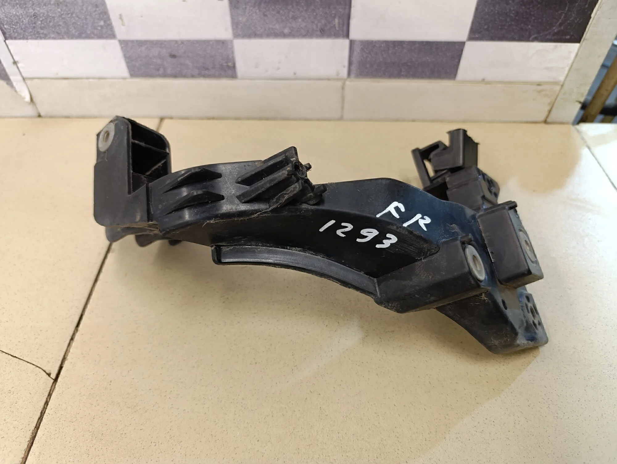 Кронштейн фар правый Ceed 2012>