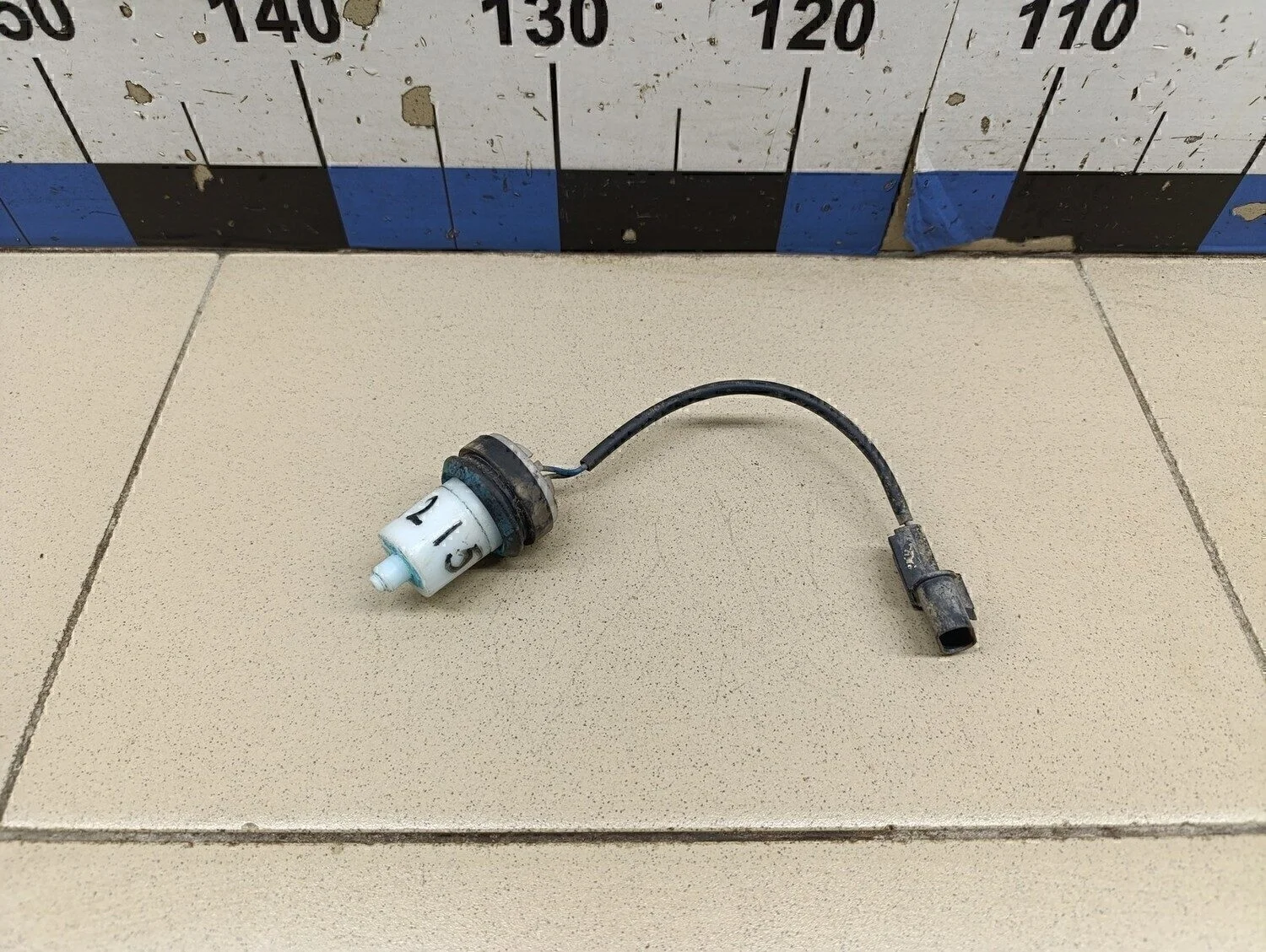 Датчик уровня в бачок омывателя Solaris 2010-2017