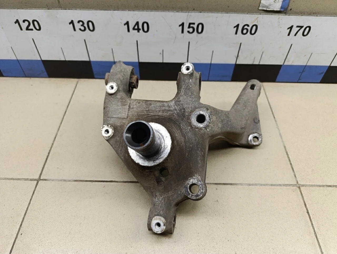 Кулак поворотный задний левый Passat [B6] 2005-2010