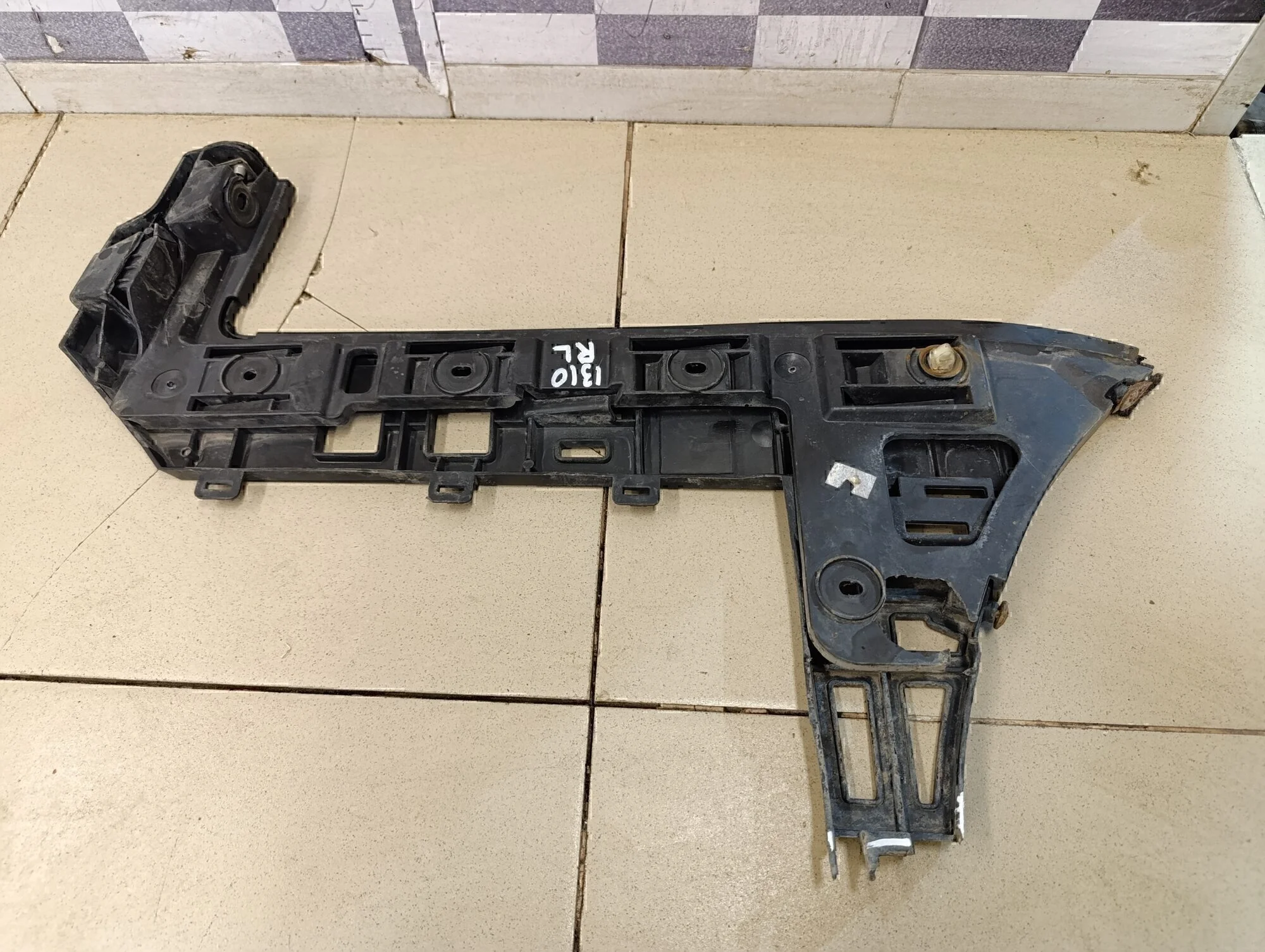 Направляющая заднего бампера левая Passat [B6] 2005-2010