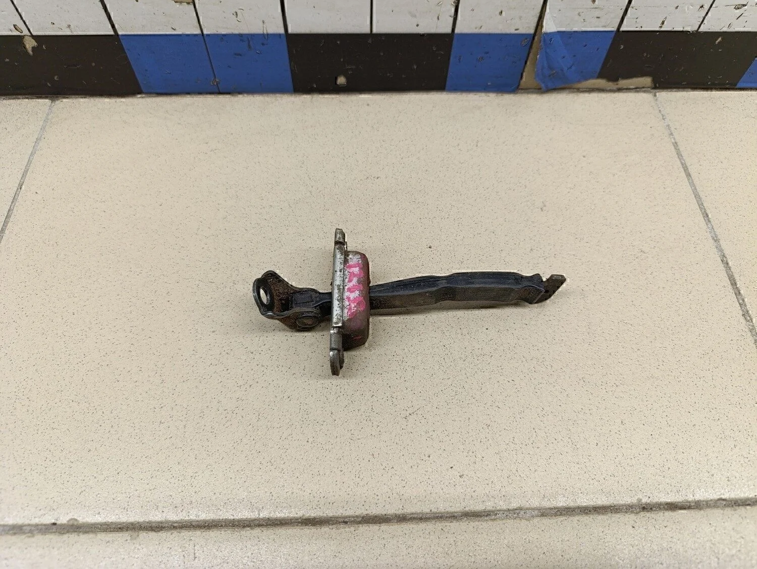 Ограничитель двери Solaris 2010-2017