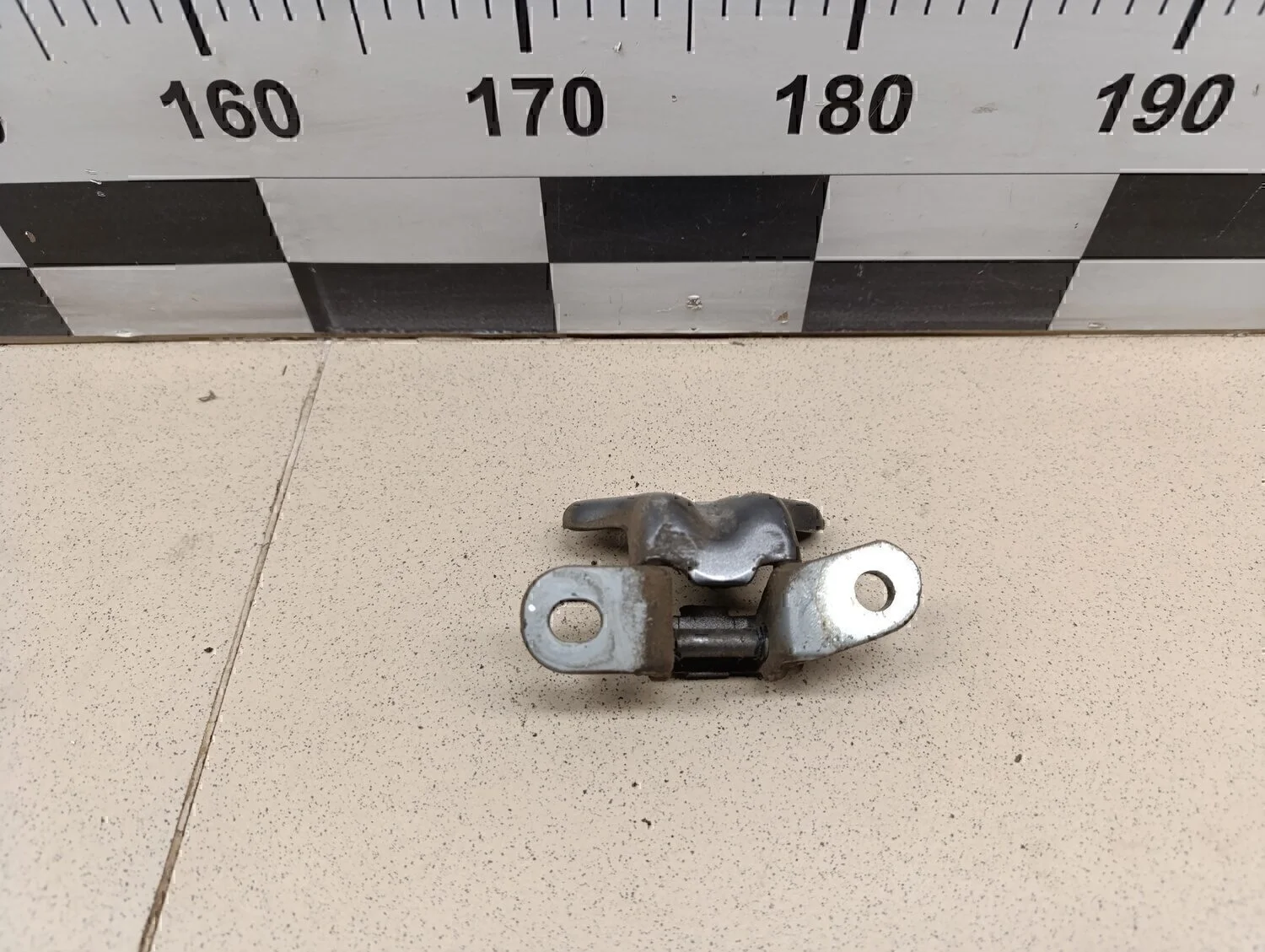 Петля двери задней правой верхняя Solaris 2010-2017