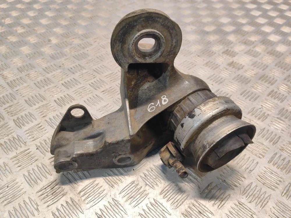 Кронштейн двигателя правый Audi A6 C6