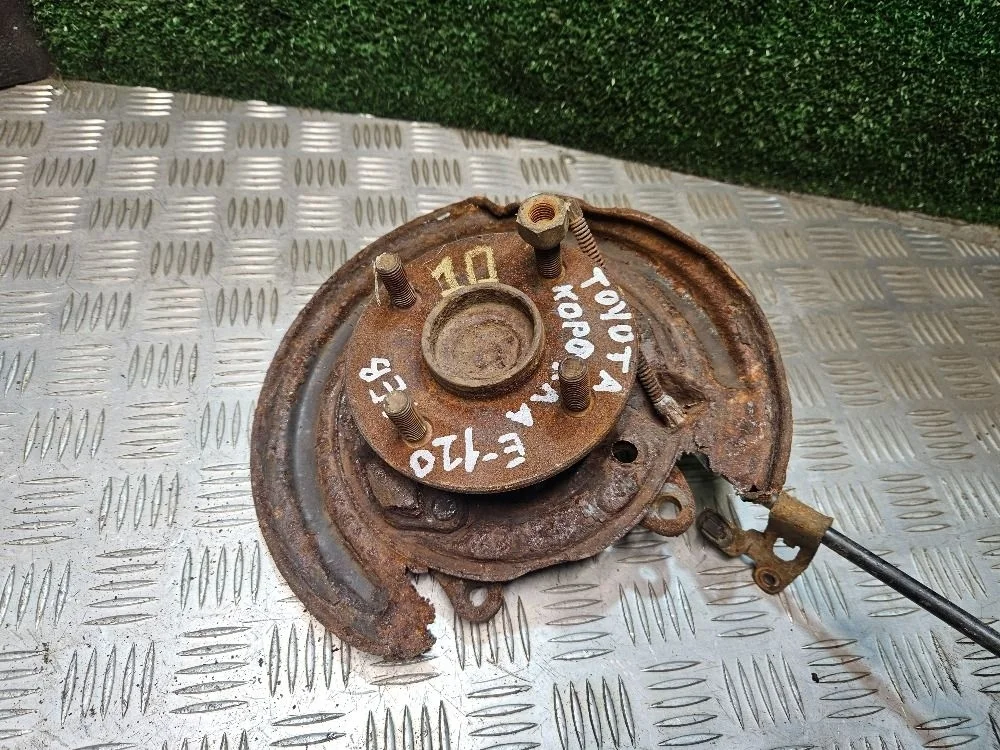 Поворотный кулак задний левый Toyota Corolla 120