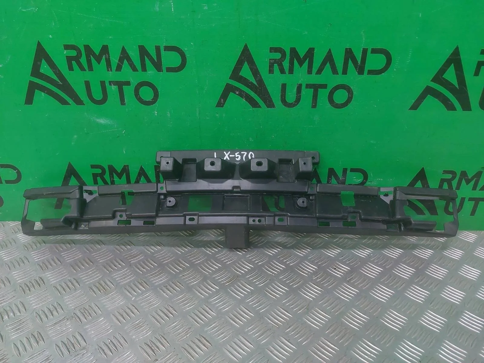 Кронштейн решетки радиатора нижний Lexus LX 2015-2023 URJ200