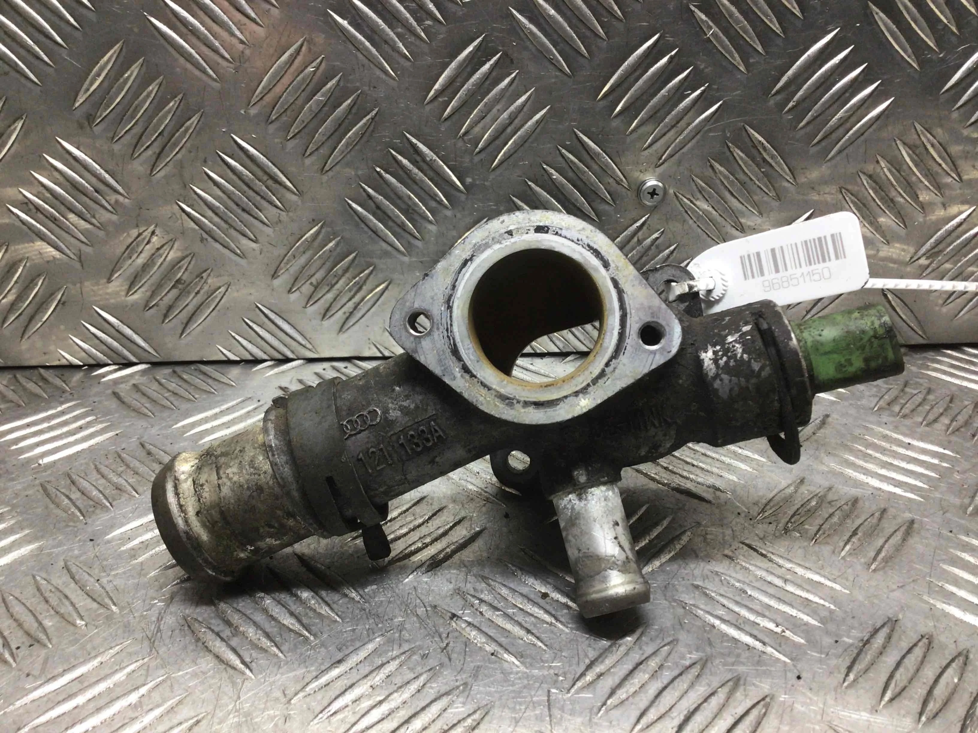 Фланец (тройник) системы охлаждения Volkswagen Golf 4 поколение (1997-2004) дизель 1.9 DTI Механика Х/б