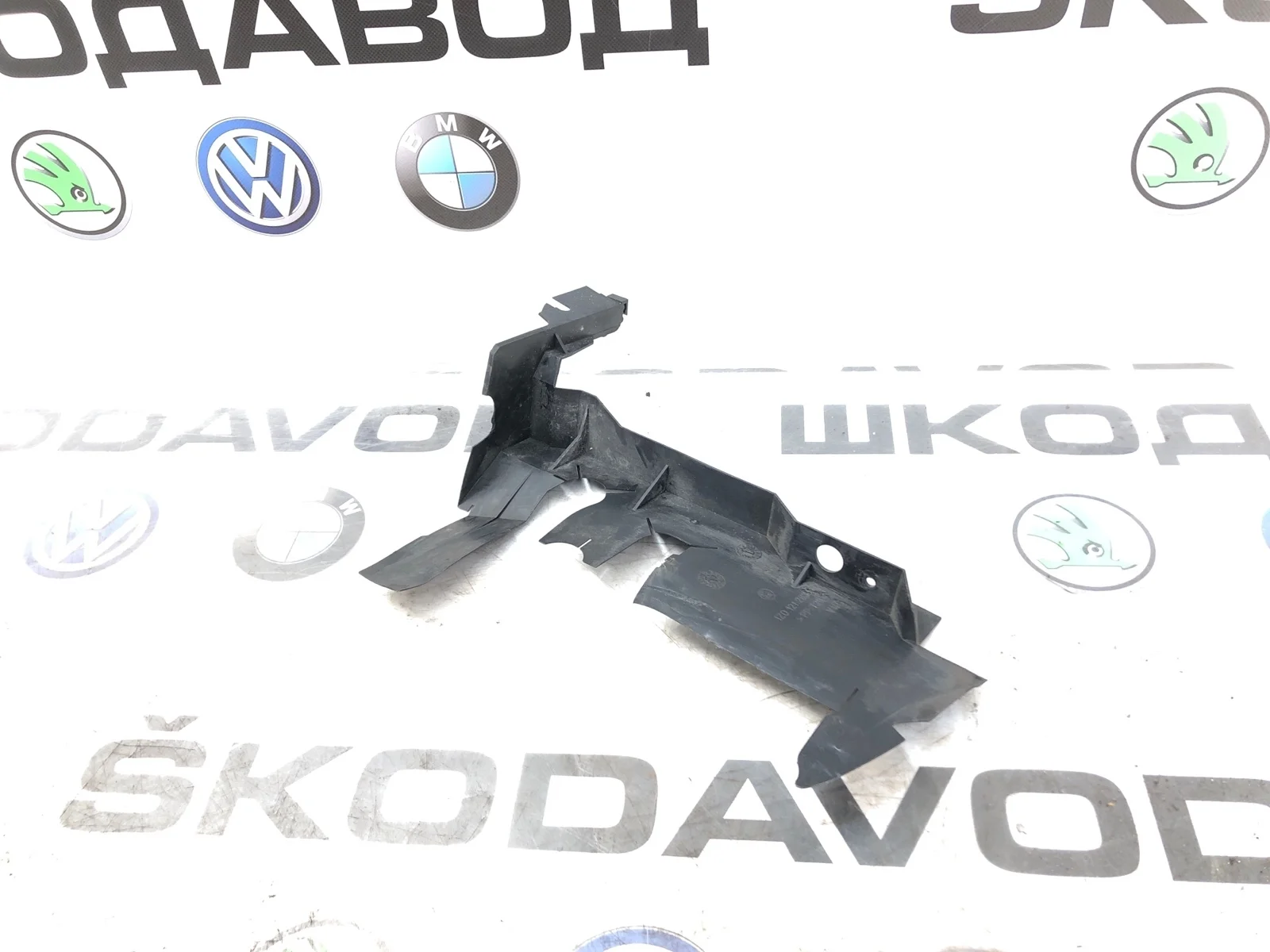 Дефлектор радиатора Skoda Octavia 2011 1Z0121283B A5 (1Z) 1.6 BSE, левый