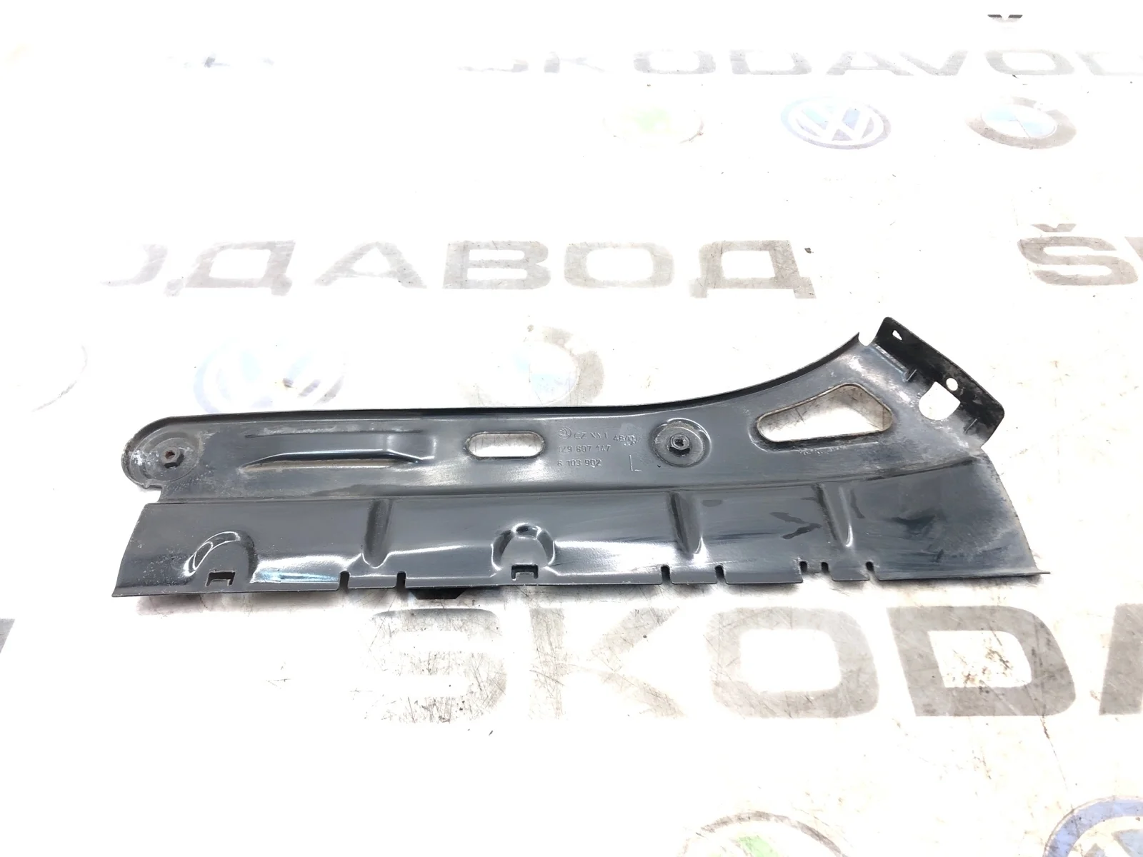 Направляющая бампера Skoda Octavia 2011 1Z9807147 A5 (1Z) 1.6 BSE, задняя левая