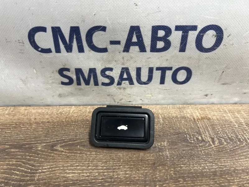 Кнопка багажника Audi A8 2012 3D0959831D D4 3.0 CGW