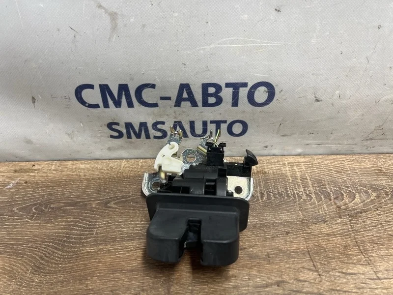 Замок багажника Audi A8 2012 4H0827505 D4 3.0 CGW