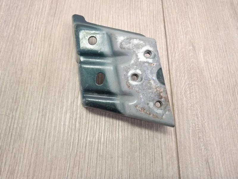 Кронштейн крыла VW Touareg 2 2010-2018 7P