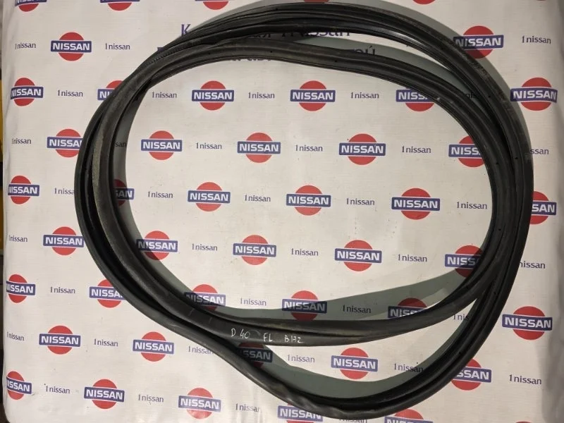 Уплотнительная резинка боковой двери Nissan Navara 2012 80831EB300 D40 YD25, передняя левая
