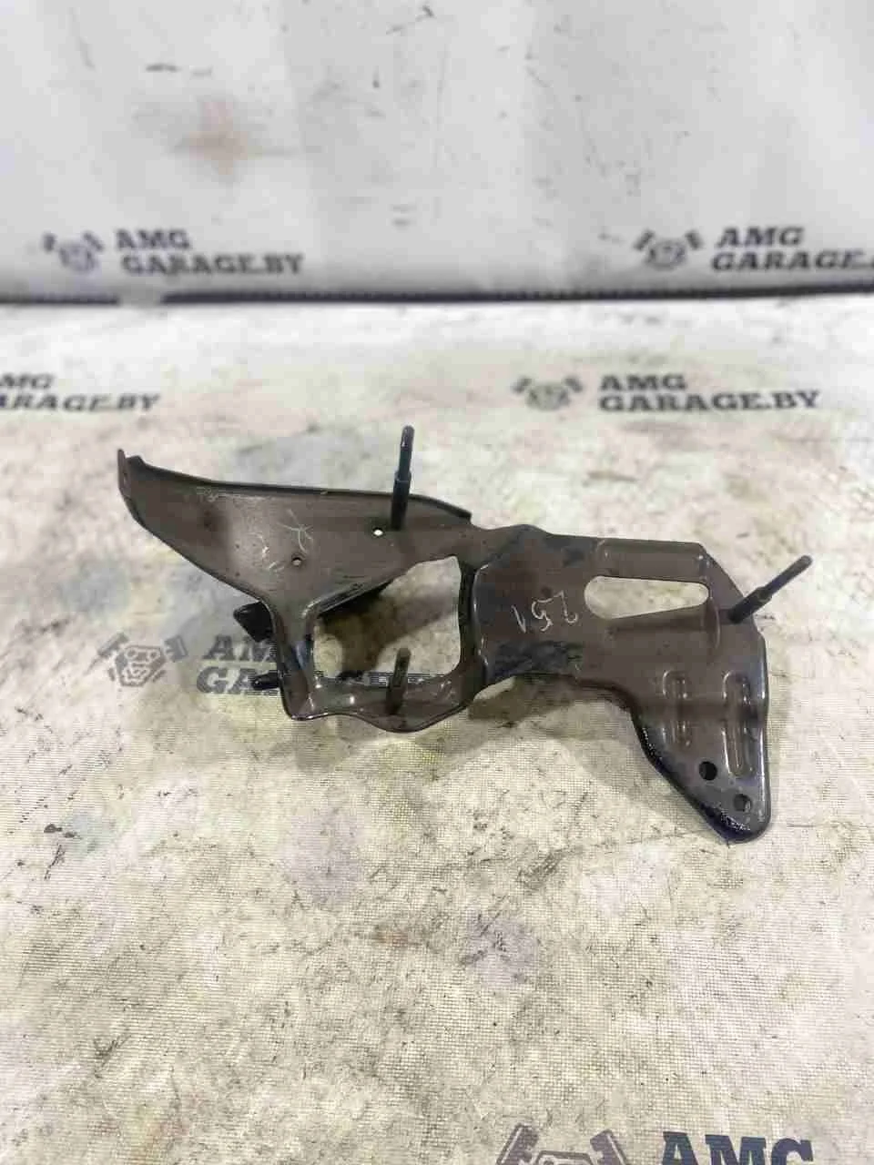 Кронштейн компрессора пневмоподвески Mercedes-Benz W251 (2005—2007) A2513210040