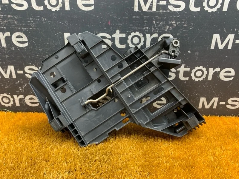 Кронштейн фары Porsche Cayenne 2007 7L5941046 957 M4801, правый