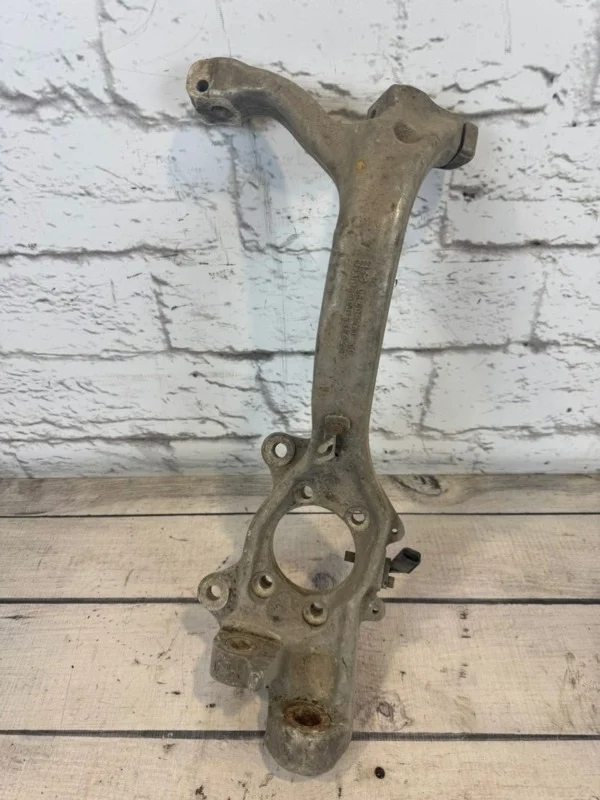 Кулак поворотный передний левый Audi A6 C6