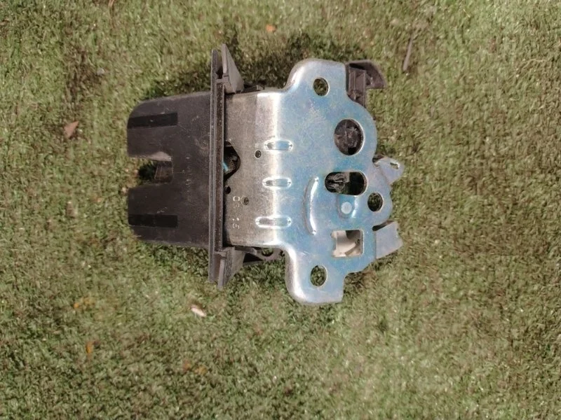 Замок багажника Audi A4 B8 2011-2015