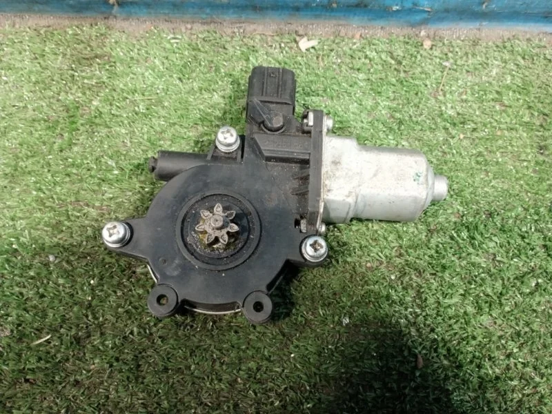 Моторчик стеклоподъемника передний левый