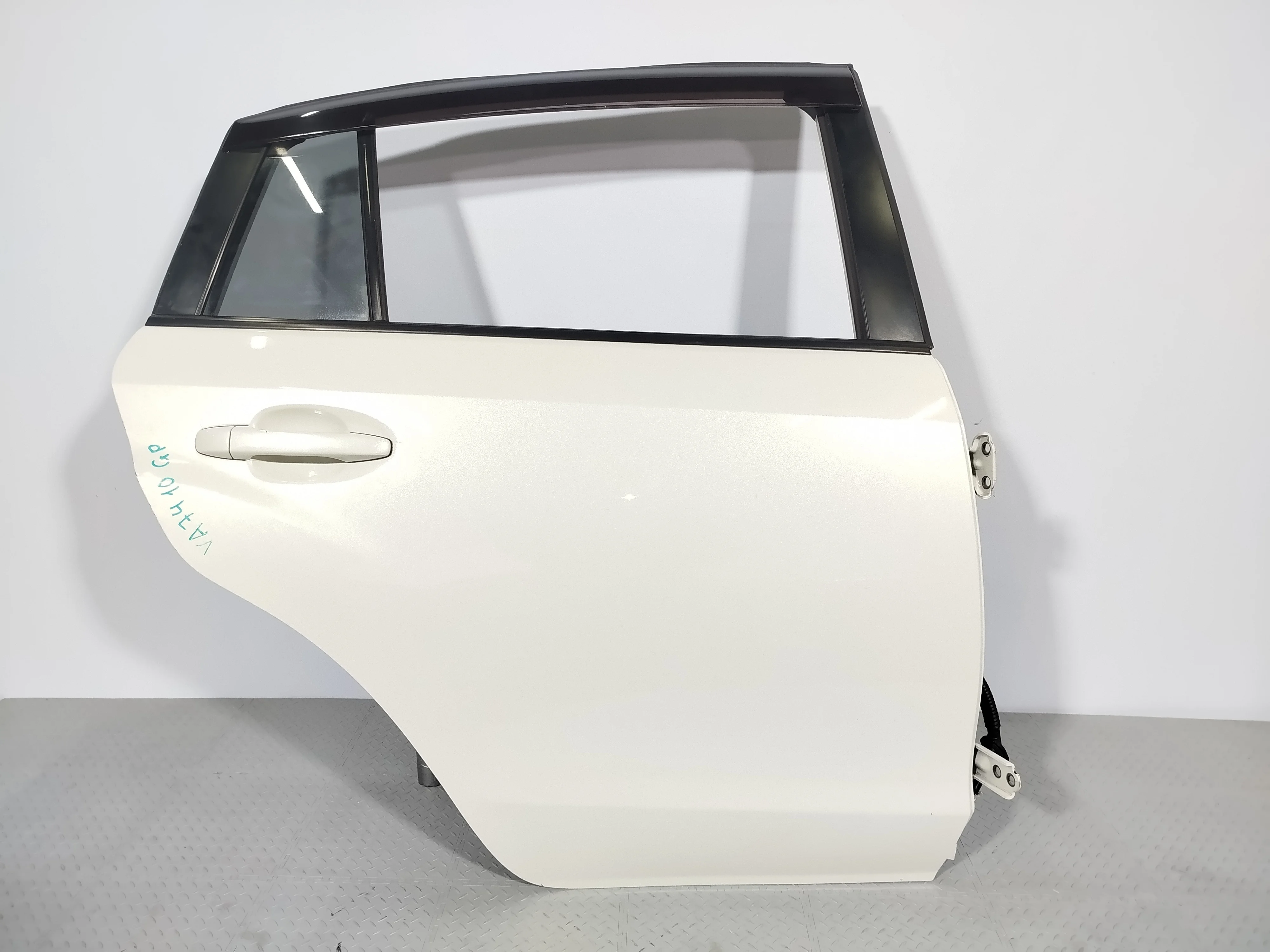 ДВЕРЬ SUBARU 60409FJ0009P ЗАД ПРАВО белый, K1X VA7410