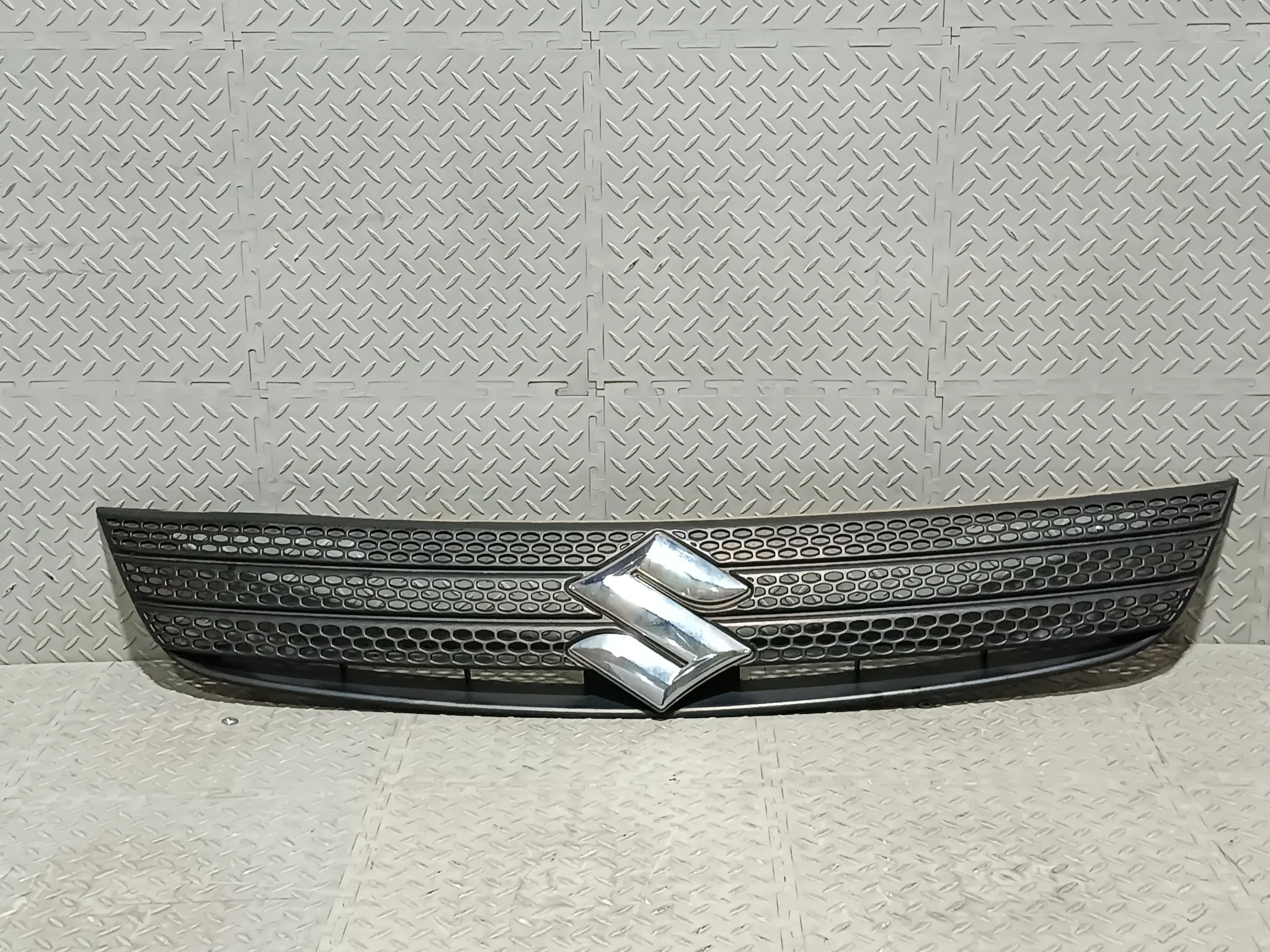 РЕШЕТКА РАДИАТОРА SUZUKI 7174180J005PK XE337