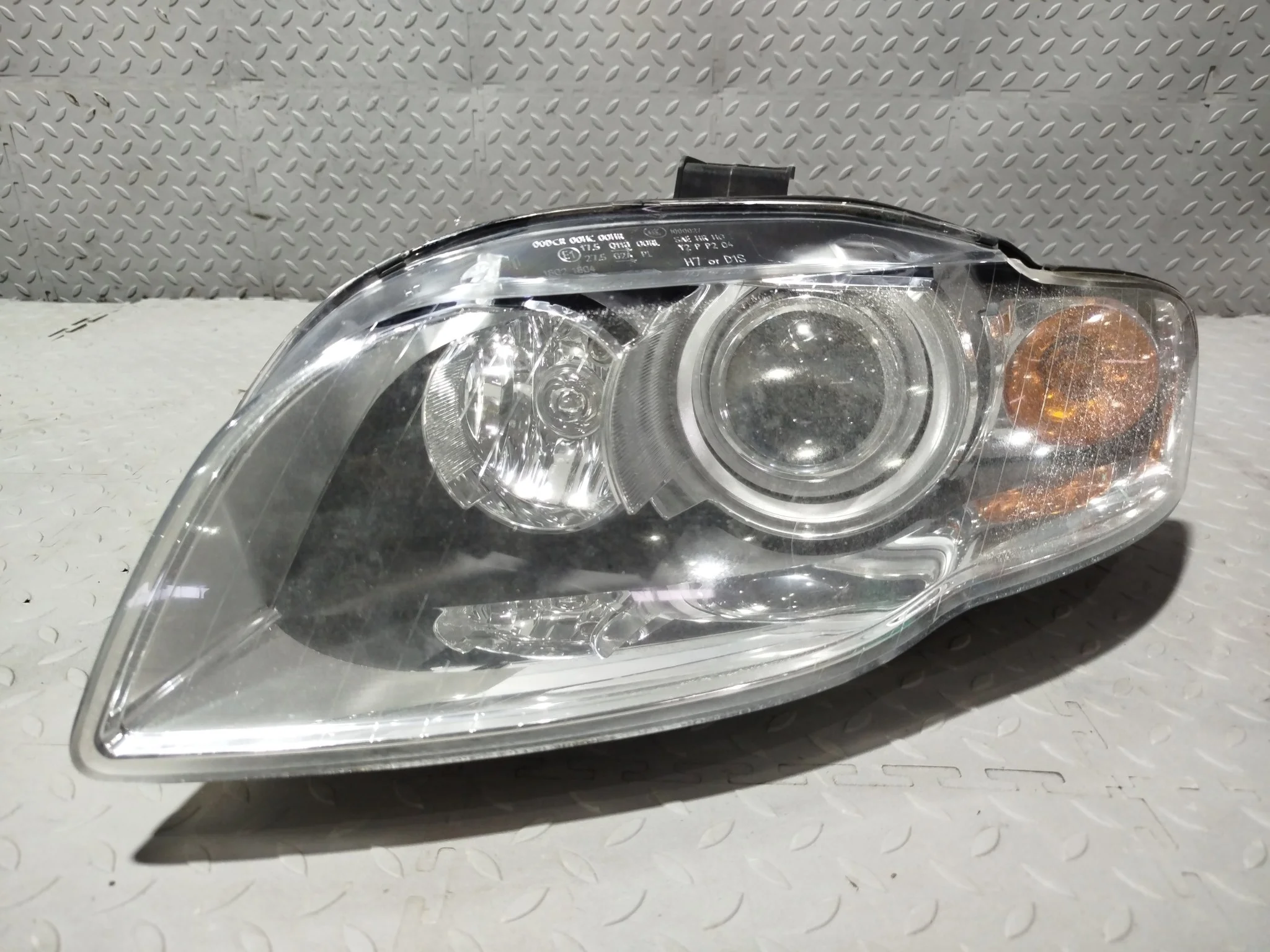 ФАРА AUDI ЛЕВО 8E0941003AT XA6880