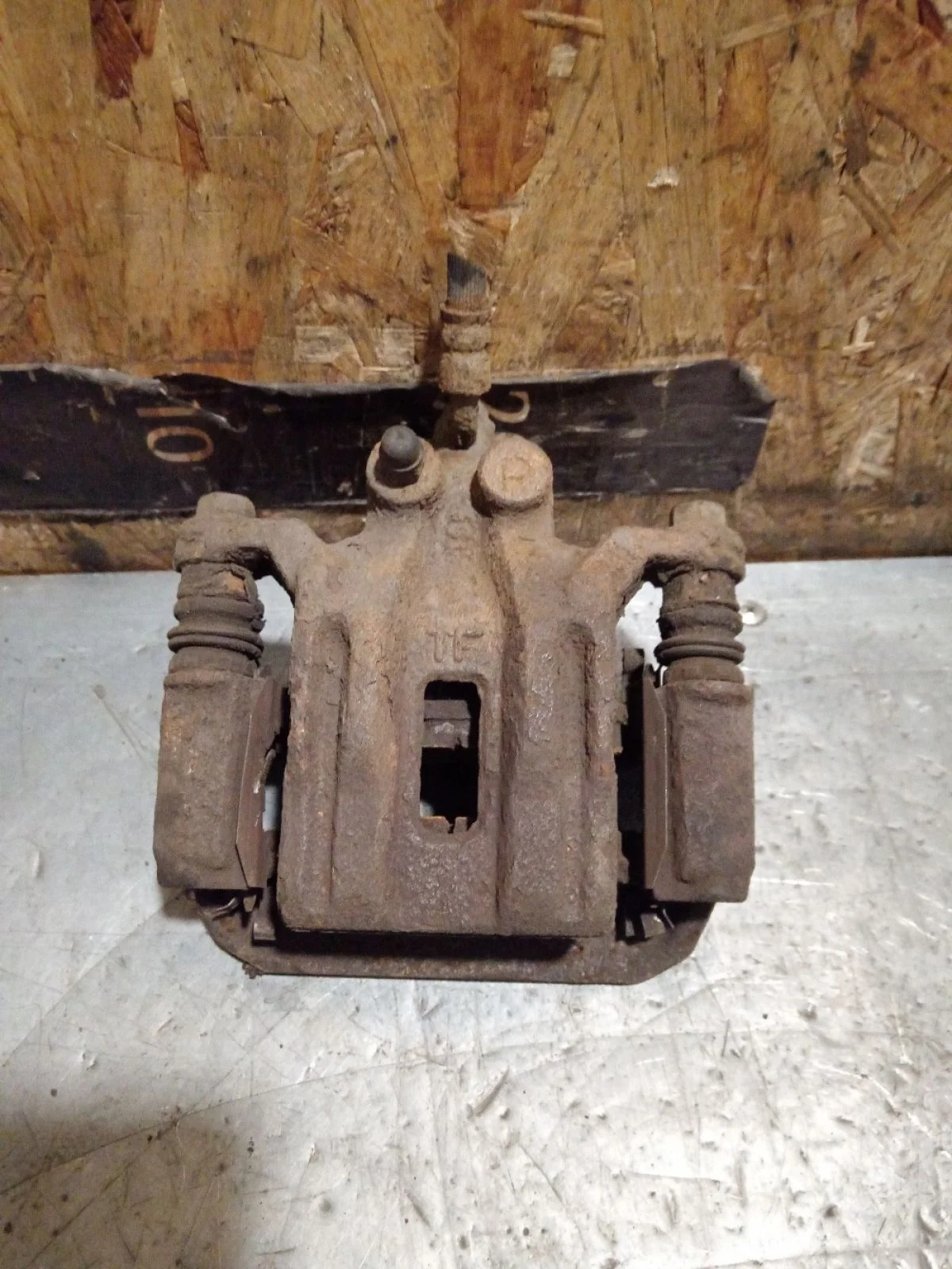 Суппорт тормозной задний правый Nissan Pathfinder III рестайлинг (2010—2014) 2011 KAF - бежевый