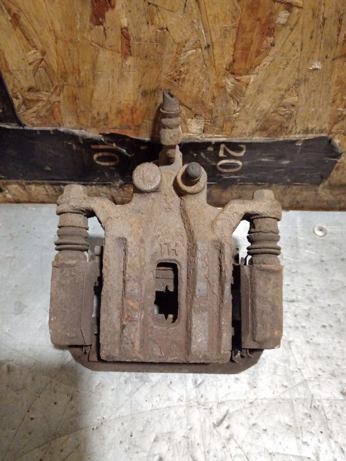 Суппорт тормозной задний левый Nissan Pathfinder III рестайлинг (2010—2014) 2011 KAF - бежевый