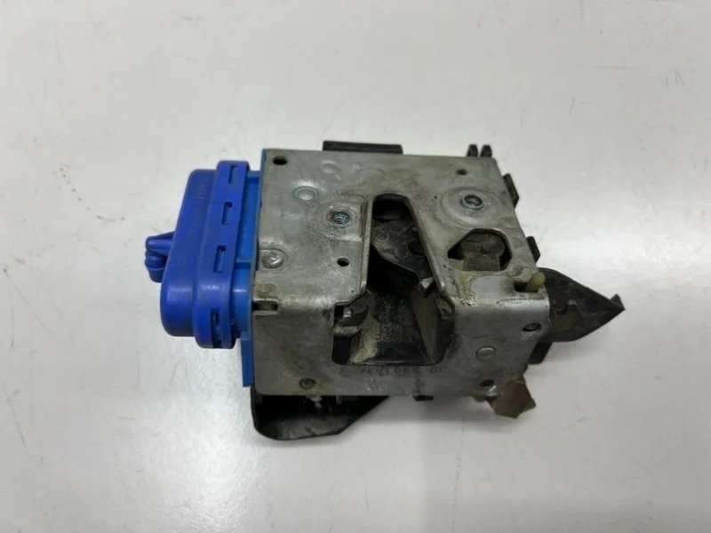 Замок двери задний правый Audi A4 B5 СЕДАН AEB