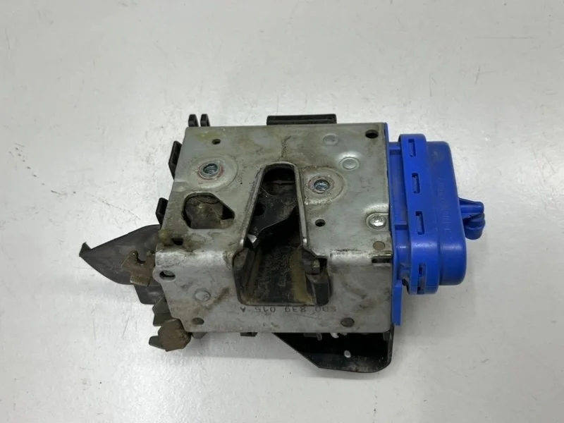 Замок двери задний левый Audi A4 B5 СЕДАН AEB 1996