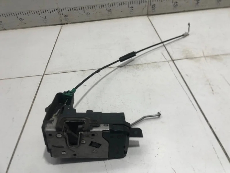 Замок двери передний правый Opel Astra H