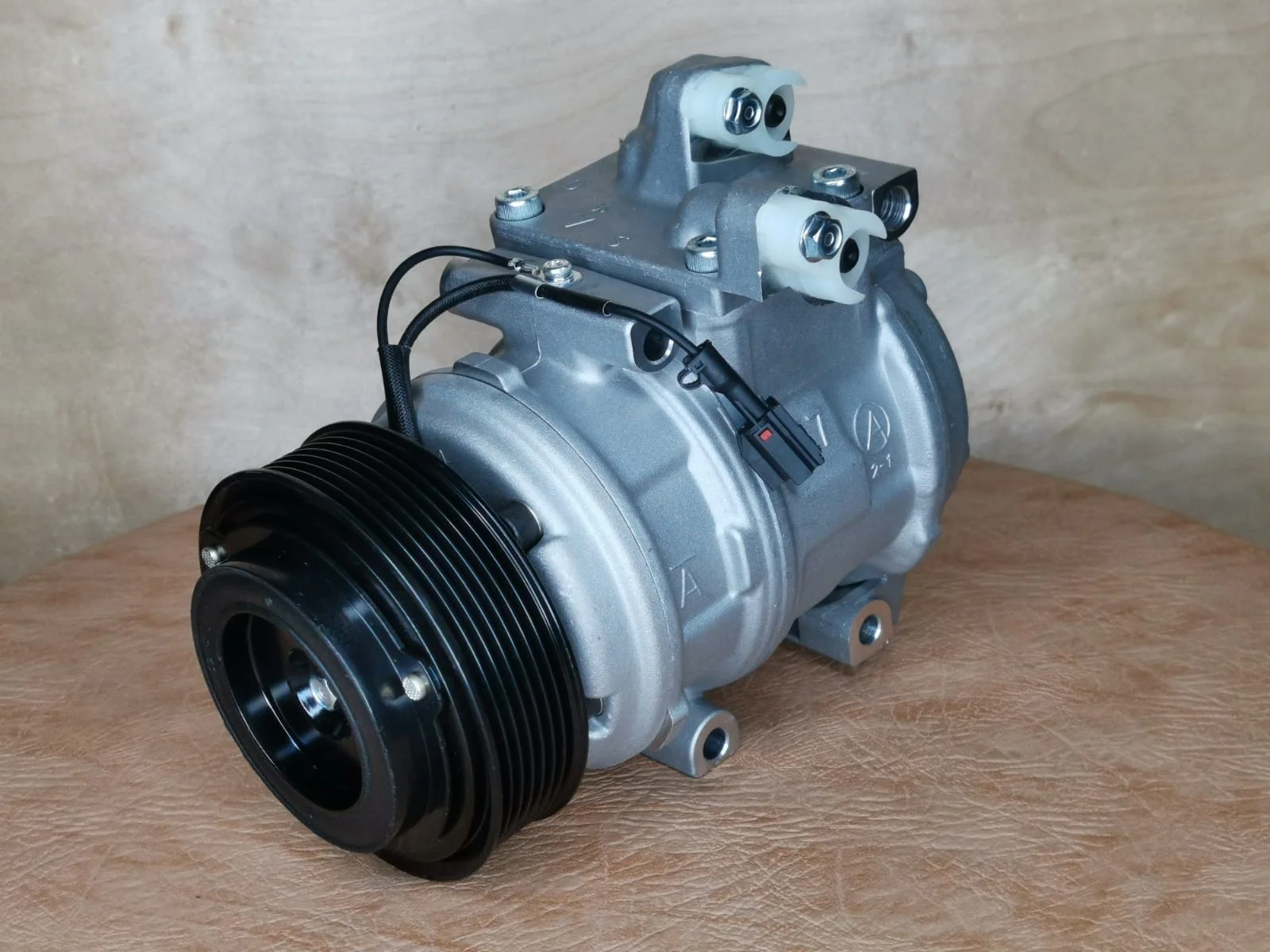 Компрессор кондиционера Киа Соренто 977013E110 нов