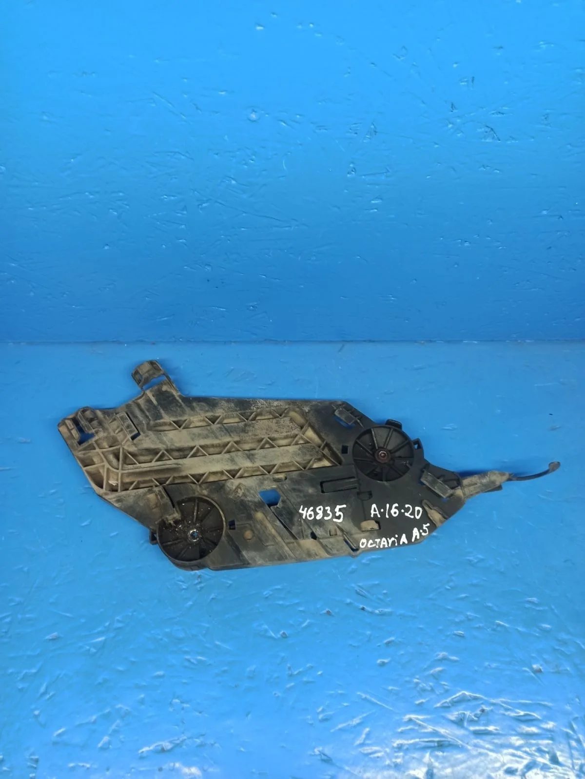 Кронштейн фары правый Skoda Octavia A5 2008-2013