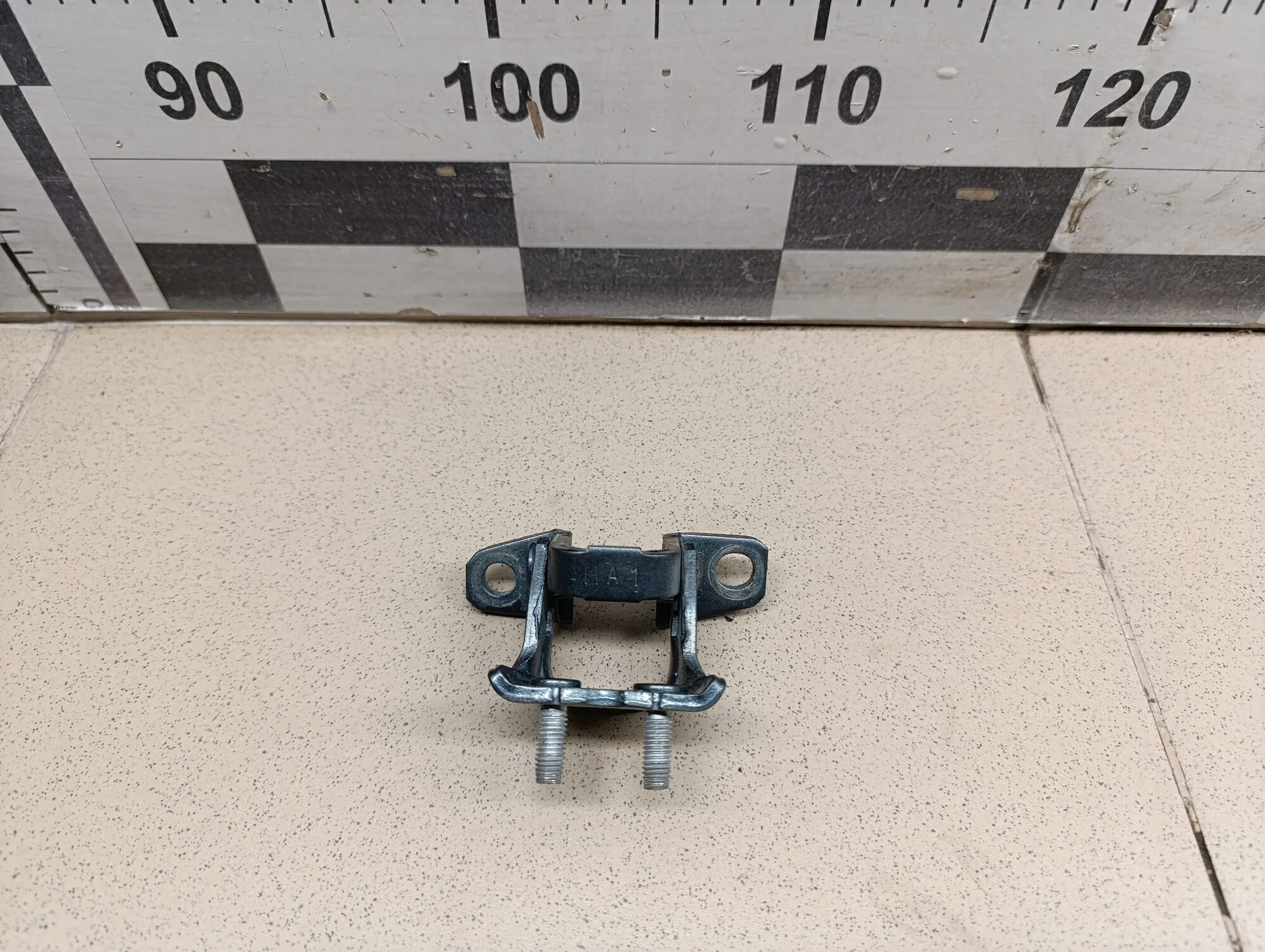 Петля двери задней левой верхняя L200 (KB) 2006-2016